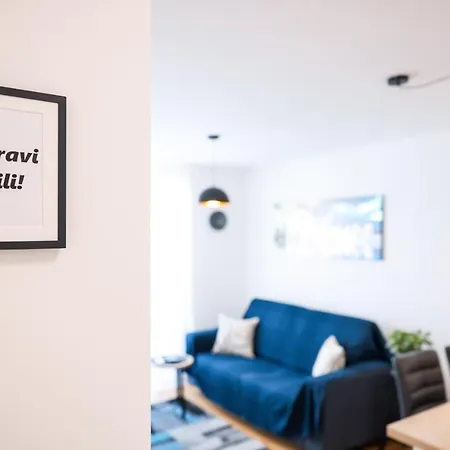 Lorenzo - Cozy With Balcony & Free Parking Apartment *