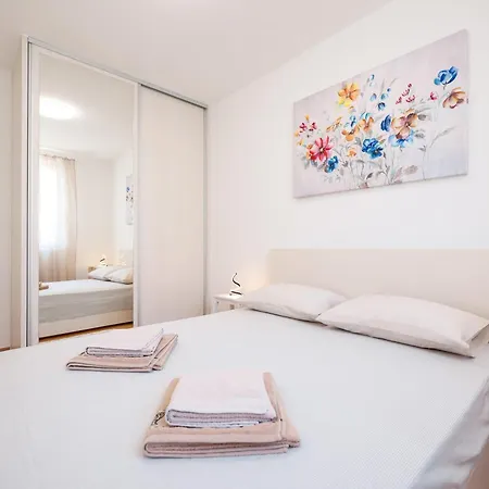 Apartment Lorenzo - Cozy With Balcony & Free Parking