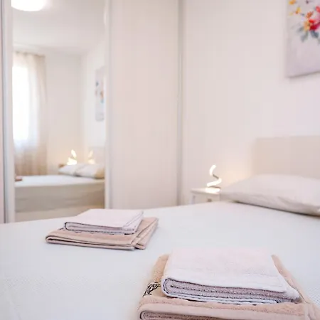 Lorenzo - Cozy With Balcony & Free Parking 公寓 *