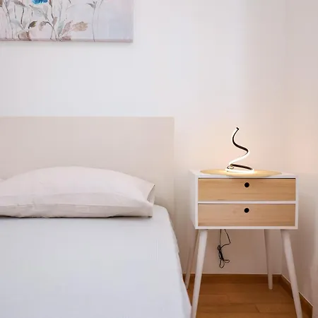 Lorenzo - Cozy With Balcony & Free Parking *