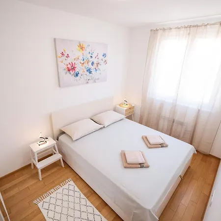 Lorenzo - Cozy With Balcony & Free Parking