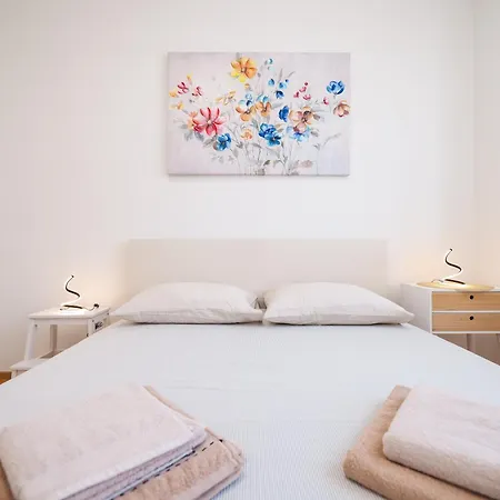Apartment Lorenzo - Cozy With Balcony & Free Parking