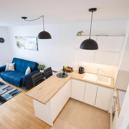Lorenzo - Cozy With Balcony & Free Parking