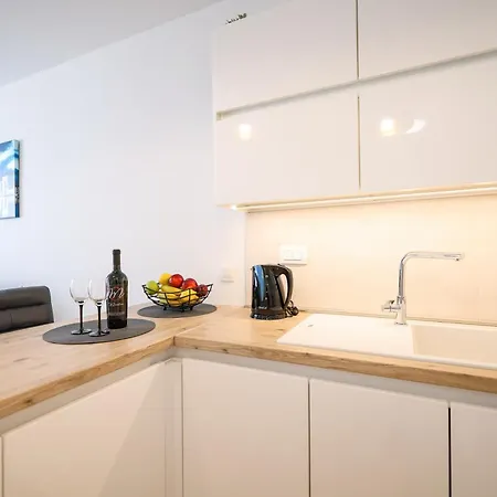 Apartment Lorenzo - Cozy With Balcony & Free Parking *