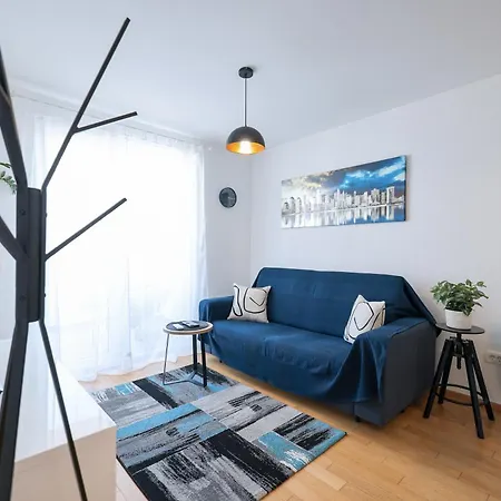 Lorenzo - Cozy With Balcony & Free Parking
