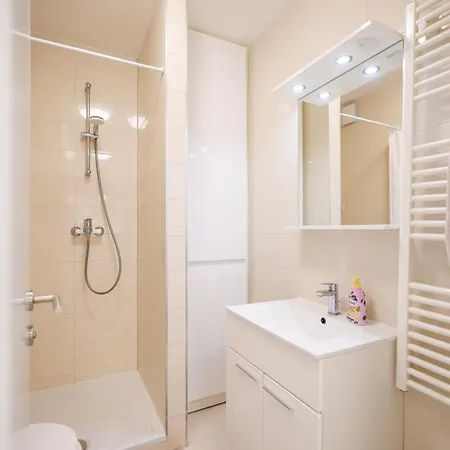 Apartment Lorenzo - Cozy With Balcony & Free Parking