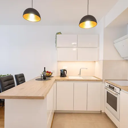 Lorenzo - Cozy With Balcony & Free Parking Apartment *