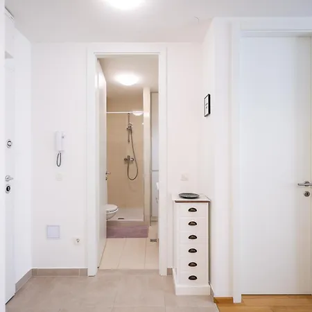 Lorenzo - Cozy With Balcony & Free Parking * 扎达尔