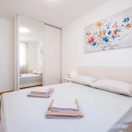 Lorenzo - Cozy With Balcony & Free Parking 公寓 扎达尔