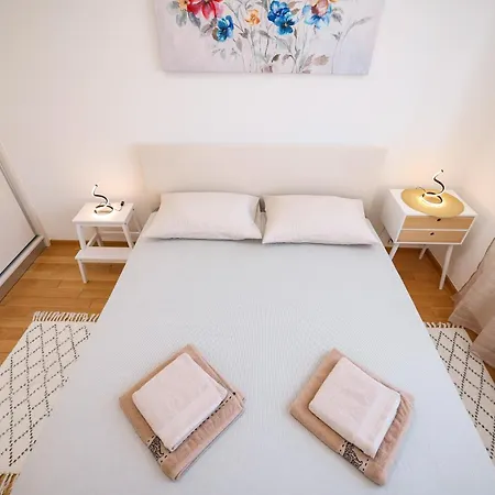 Apartment Lorenzo - Cozy With Balcony & Free Parking