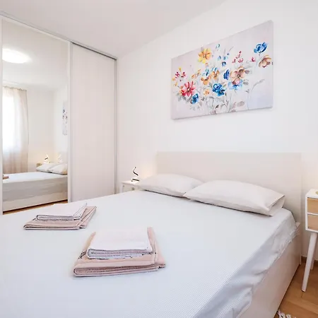 Lorenzo - Cozy With Balcony & Free Parking * 扎达尔