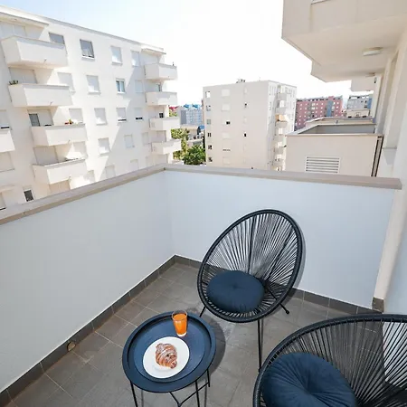 Lorenzo - Cozy With Balcony & Free Parking