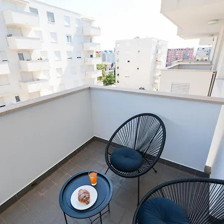 Apartment Lorenzo - Cozy With Balcony & Free Parking *