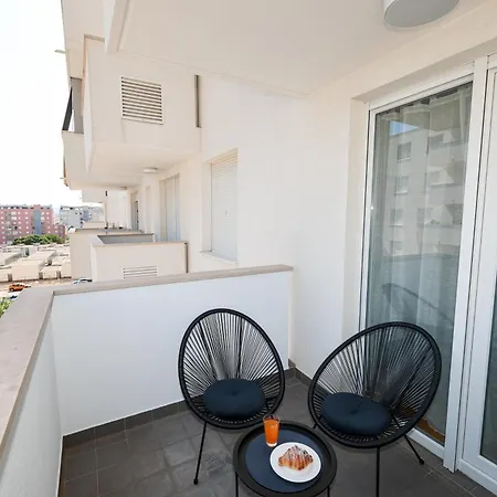 Lorenzo - Cozy With Balcony & Free Parking Apartment *