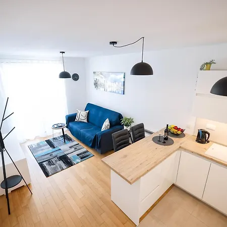 Lorenzo - Cozy With Balcony & Free Parking