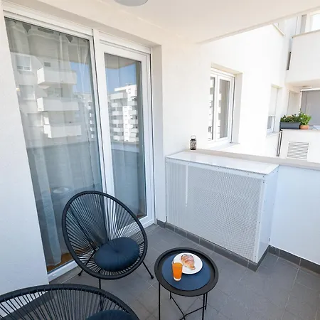 公寓 Lorenzo - Cozy With Balcony & Free Parking