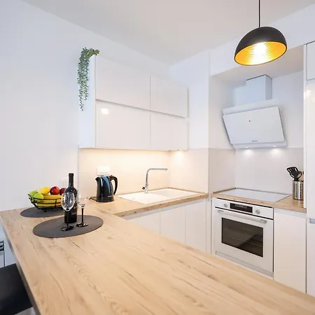 Lorenzo - Cozy With Balcony & Free Parking Apartment *