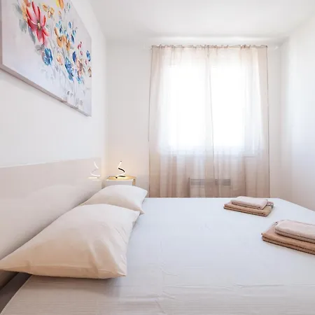 Lorenzo - Cozy With Balcony & Free Parking
