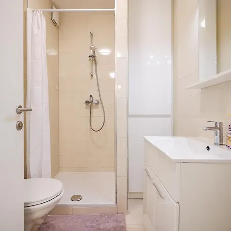 Apartamento Lorenzo - Cozy With Balcony & Free Parking