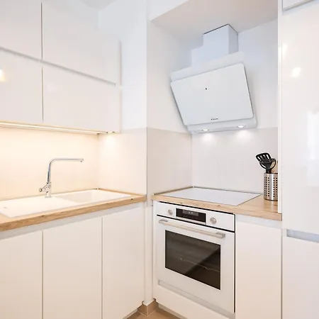 Lorenzo - Cozy With Balcony & Free Parking