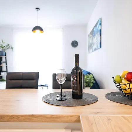 Lorenzo - Cozy With Balcony & Free Parking Apartamento *