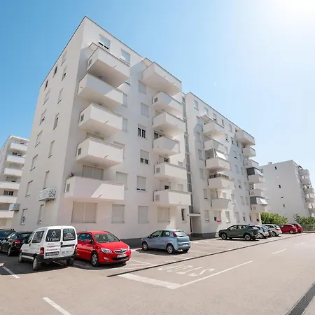 Apartamento Lorenzo - Cozy With Balcony & Free Parking